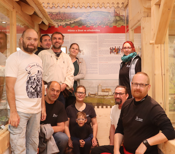 Expozici ZEMĚ HRADŮ navštívila skupina členů Sdružení pro Vízmburk