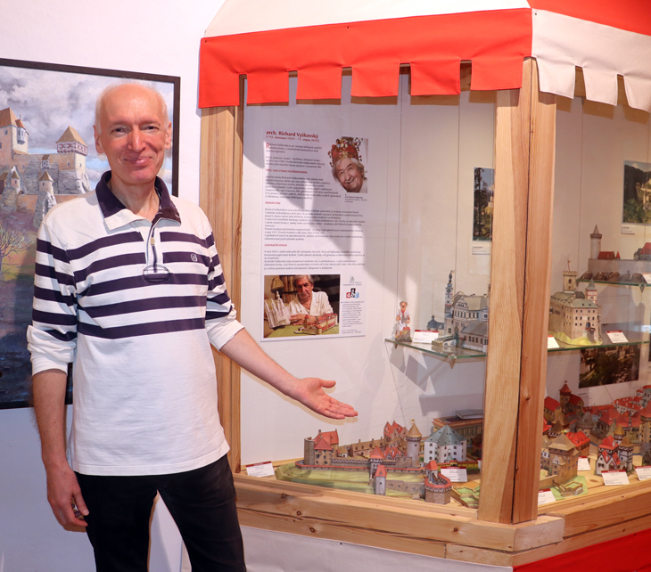 Expozici ZEMĚ HRADŮ navštívil člen skupiny papírové archeologie,  Ing. Stanislav Fajkus