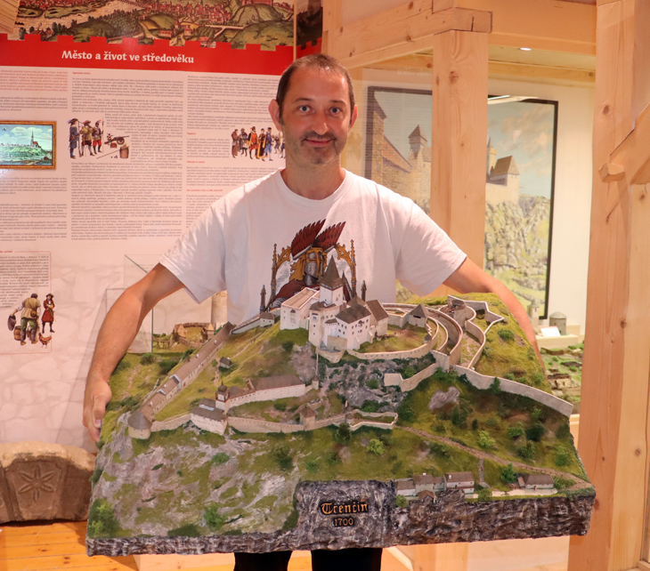 Trenčianský hrad od Jana Sýkory v expozici ZEMĚ HRADŮ