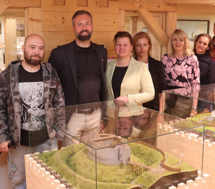 Do expozice ZEMĚ HRADŮ zavítala Pracovní skupina Lašské brány Beskyd